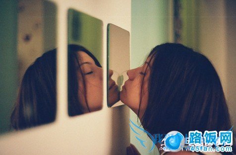 脸贴玻璃上拍照姿势