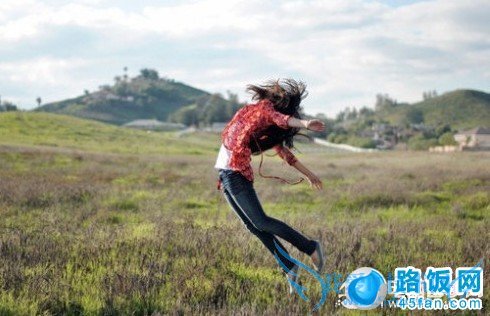 唯美跳跃拍照姿势