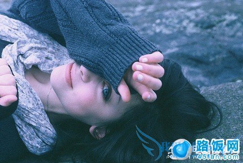 捂住一只眼睛的拍照姿势