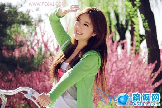 拍照姿势大全:伸出手遮阳光