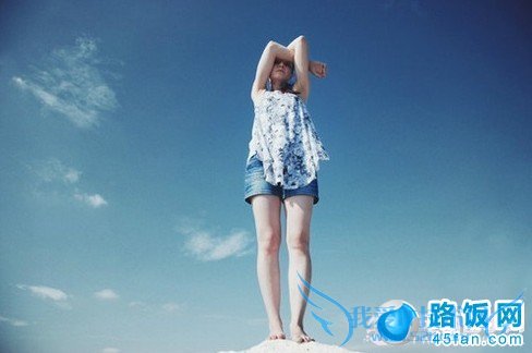 站在空阔的地方掐腰、叉腿、转身拍照姿势