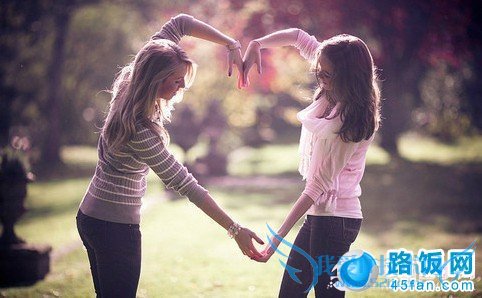 手里结桃心儿拍照姿势