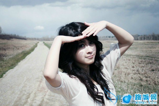 拍照姿势大全:伸出手遮阳光