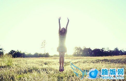 唯美跳跃拍照姿势