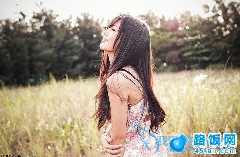 站在空阔的地方掐腰、叉腿、转身拍照姿势