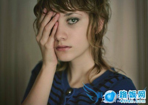 捂住一只眼睛的拍照姿势