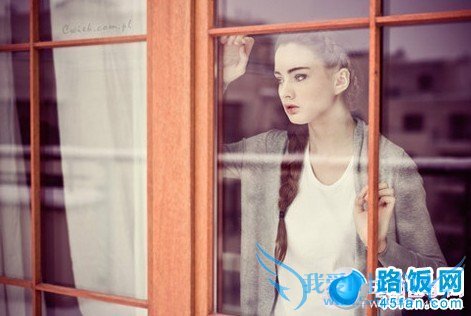 脸贴玻璃上拍倒影姿势大全