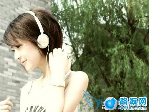 戴帽儿配耳机并且一手抚脸侧唯美拍照姿势大全