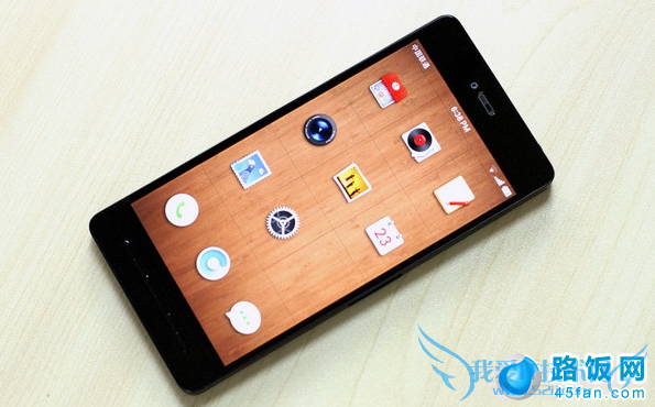 机身83.8%的面积被玻璃材质覆盖