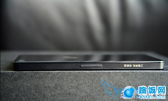 机身左右各有一个侧键