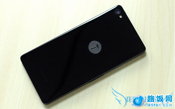 采用了3D打磨的背部面板