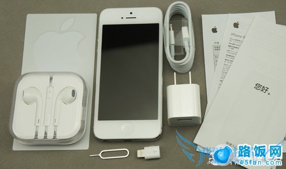 iPhone5开箱后的配件全家福