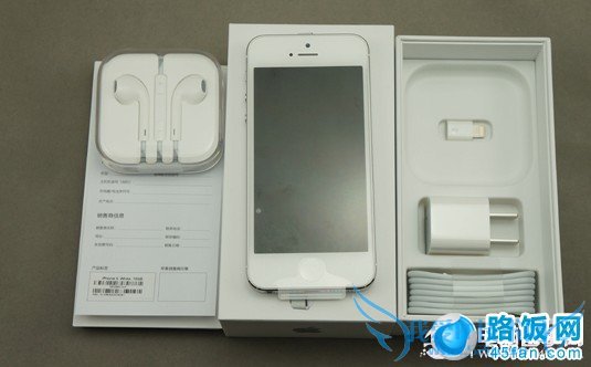 iPhone5盒内配件摆非常常整齐