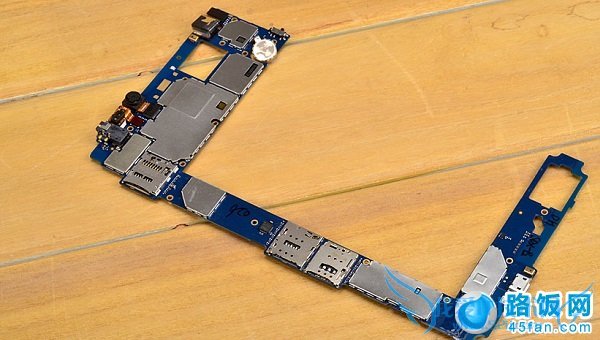 图为拆解下来的酷派大神内部PCB主板