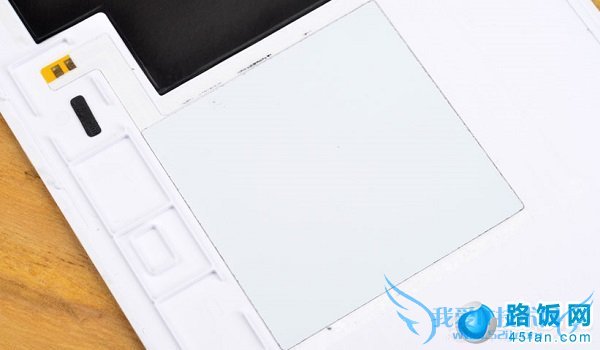 酷派大神后壳上的NFC天线图片