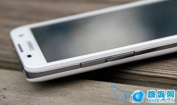 酷派5891机身按键特写
