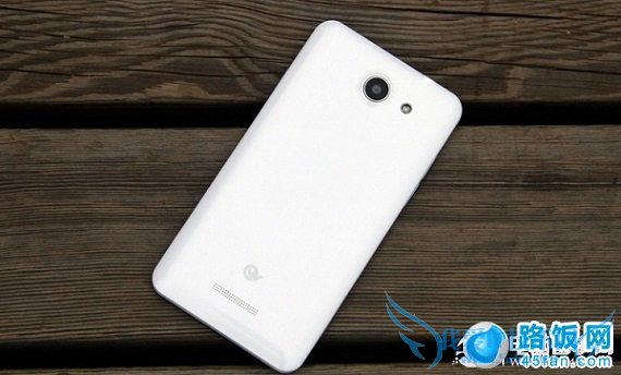 酷派5891手机背面外观