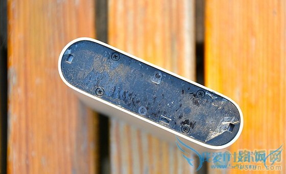 小米移动电源固定螺丝拆解图示