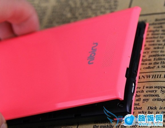 nibiru H1采用可拆卸后盖设计