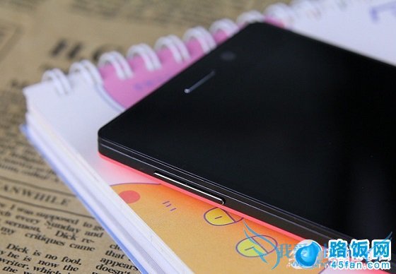 nibiru H1手机机身左侧特写