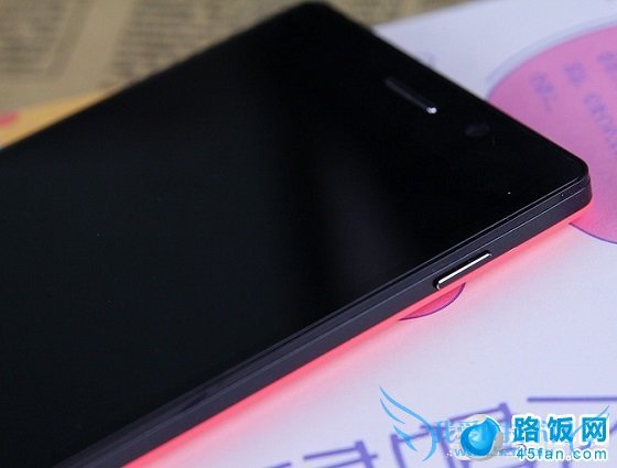 nibiru H1手机机身右侧特写