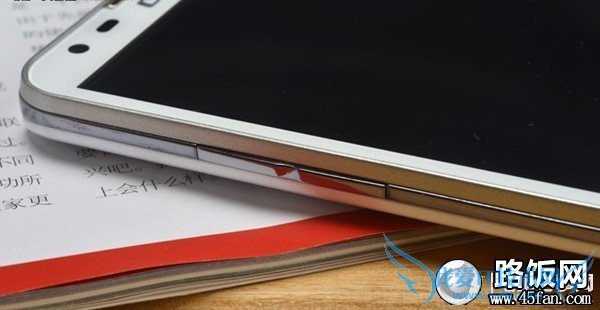 酷派7296机身左侧外观