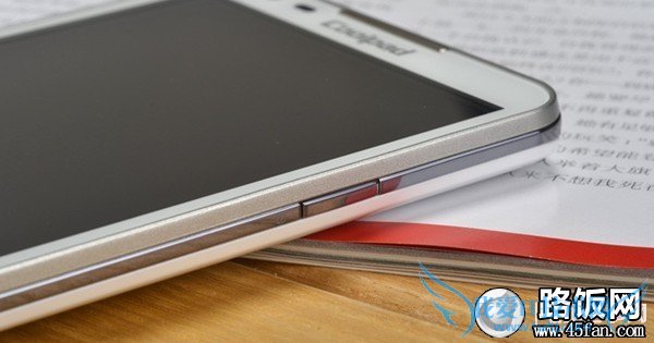 酷派7296机身右侧外观