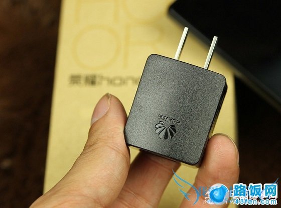 荣耀3C充电器特写