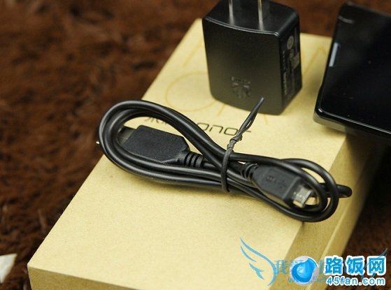 荣耀3C开箱配件一览