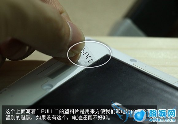 图为酷派8720L内部电池拆解技巧