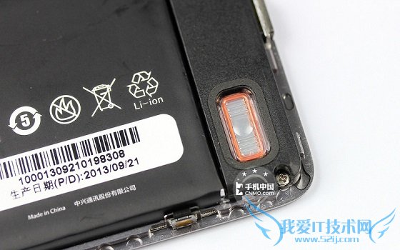 努比亚Z5S内部主板采用的是十字形螺丝固定