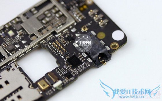 努比亚Z5s主板上的耳机接口特写