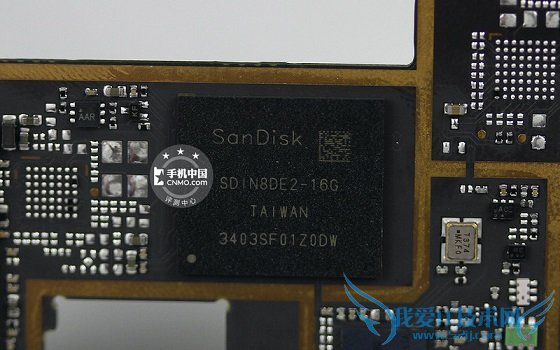 图为闪迪16GB内置存储颗粒特写
