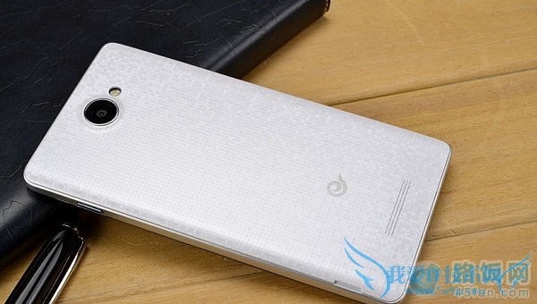 图为酷派5951背面外观