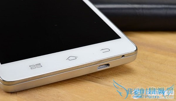 酷派5951机身底部点评