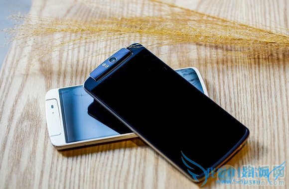 OPPO N1白色版和深蓝色版图片