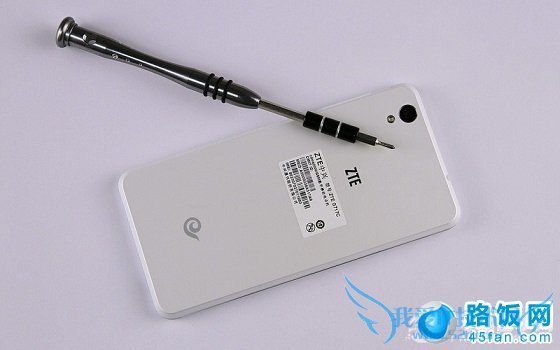 中兴青漾2背面外观图片