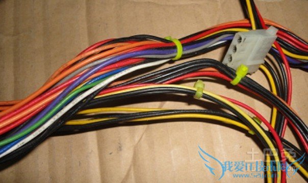 电脑电源电压 电脑电源电压