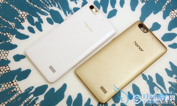 荣耀4C金色版和白色版背面对比外观