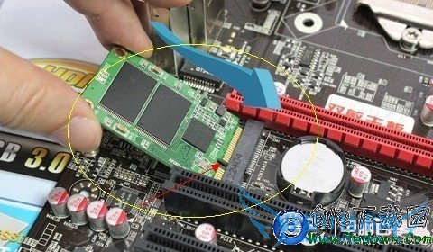 将固态硬盘呈45°角插入mSATA接口