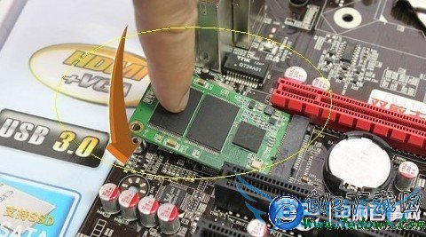 插入主板对应接口后,往下压迷你固态硬盘