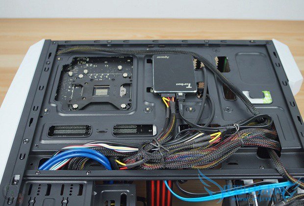 SSD固态硬盘安装到机箱图解