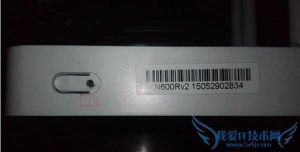 按住复位按钮:RST,把TOTOLINK路由器恢复出厂设置