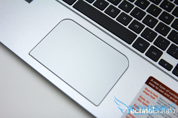 东芝Chromebook上手:重量仅870g便于携带