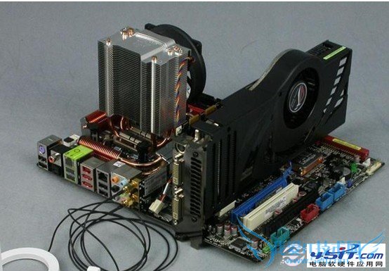 安装有高端处理器与显卡的主板示意图