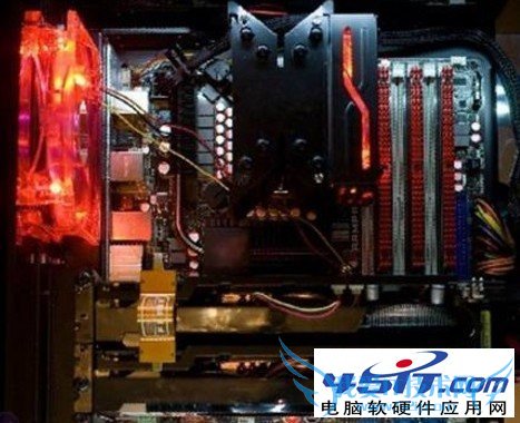 酷炫的机箱内 只有硬盘还是“老样子”