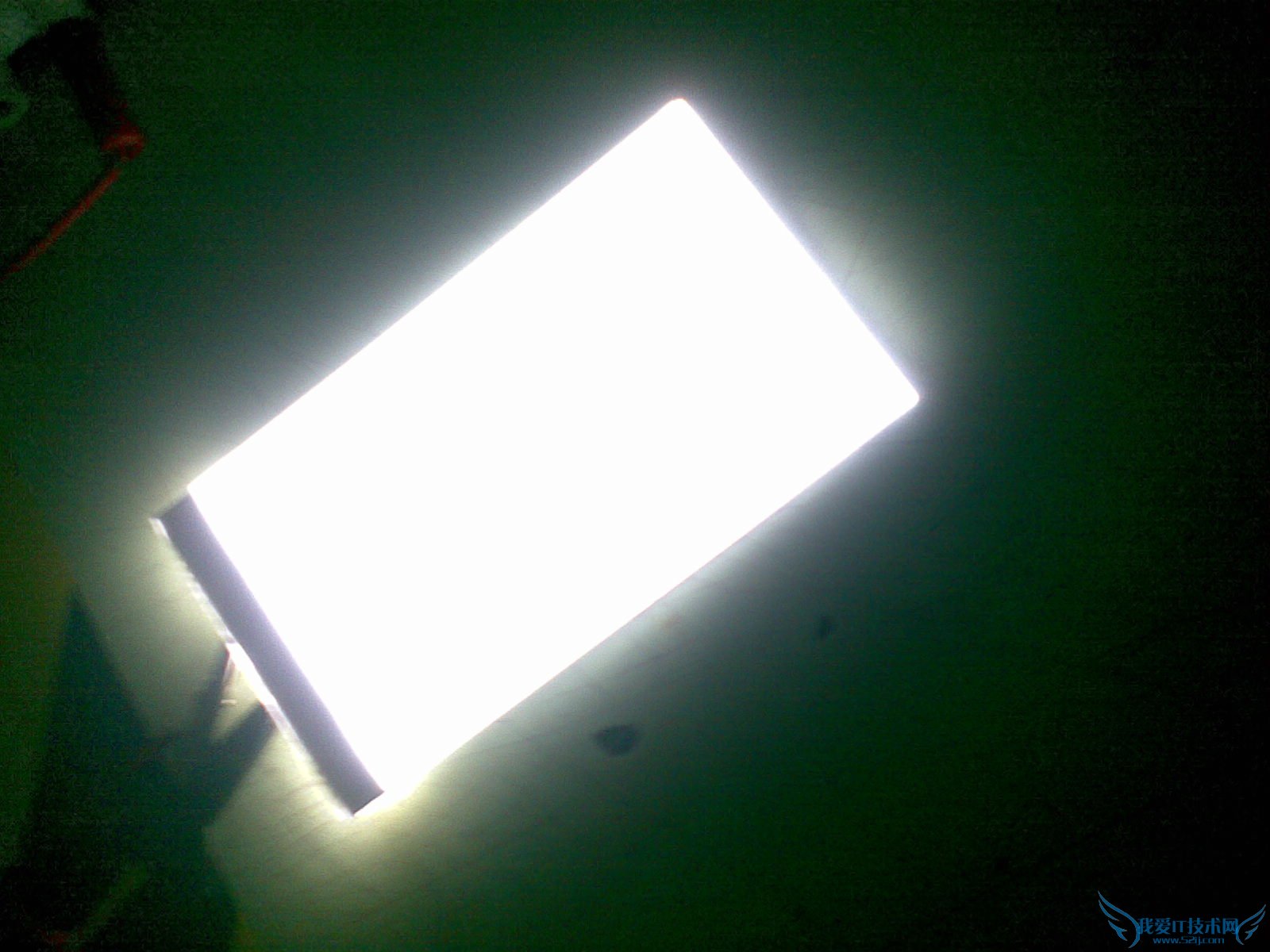 液晶显示器中背光是什么 三联