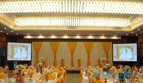 怎么让两台投影仪同时播放一个画面 三联