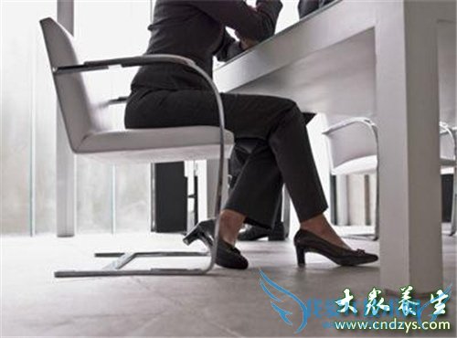 6��칫�Ҷ�ϰ��Ů�˶���(1)