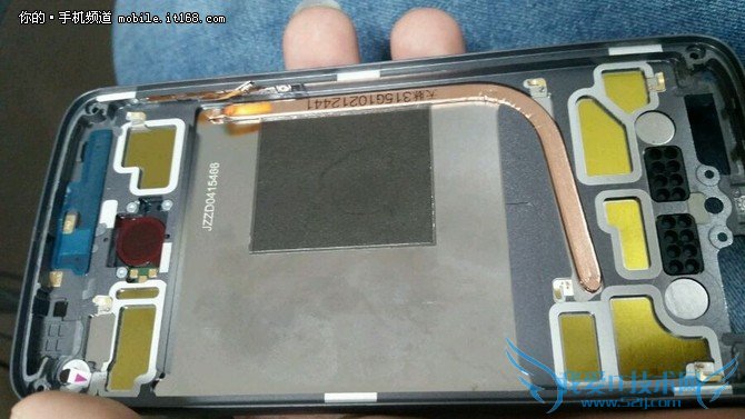 惊现散热铜管Moto X四代再爆照